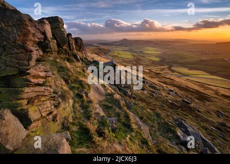 Blick über den Peak District vom Shining Tor in Richtung Shutlingsloe bei Sonnenuntergang, Peak District National Park, ches hire, England, Großbritannien, Europa Stockfoto