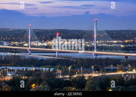 Die Mersey Gateway Bridge über die Mersey-Mündung bei Nacht, in der Nähe von Runcorn, der Grenze zwischen den beiden Bundesgrenzen von cheshire und Merseyside, England, Großbritannien und Europa Stockfoto