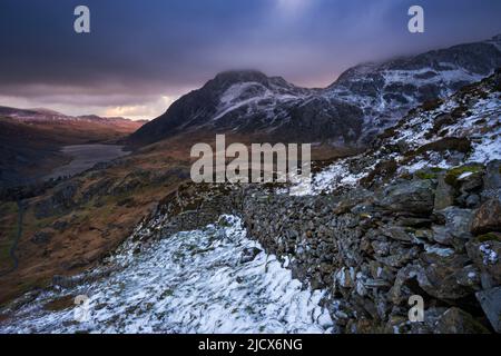 Tryfan, Llyn Ogwen und das Ogwen Valley im Winter, die Glyderau Mountains, Snowdonia National Park, North Wales, Vereinigtes Königreich, Europa Stockfoto