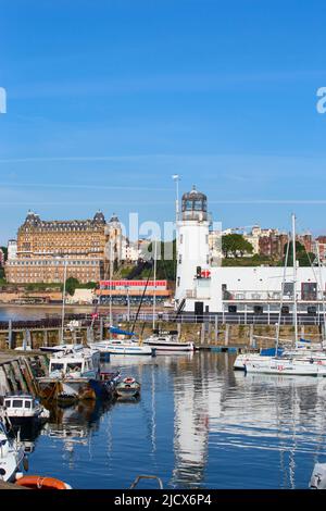 Blick auf South Bay, Blick auf den Leuchtturm und das Grand Hotel, Scarborough, Yorkshire, England, Großbritannien, Europa Stockfoto