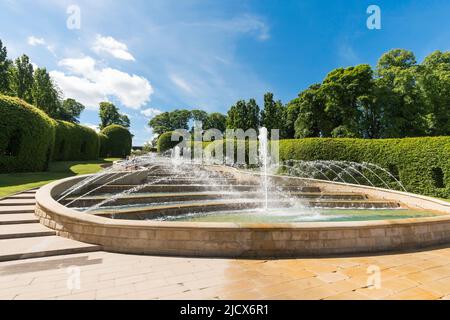 Die große Kaskade oder das Wasserspiel mit Springbrunnen in Alnwick Gardens, Northumberland, England, Großbritannien Stockfoto