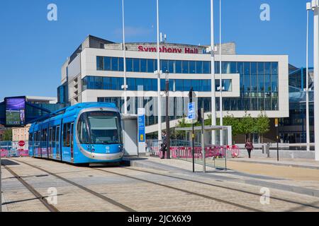 Blick auf die Straßenbahn vor dem Repertory Theatre, Centenary Square, Birmingham, West Midlands, England, Vereinigtes Königreich, Europa Stockfoto