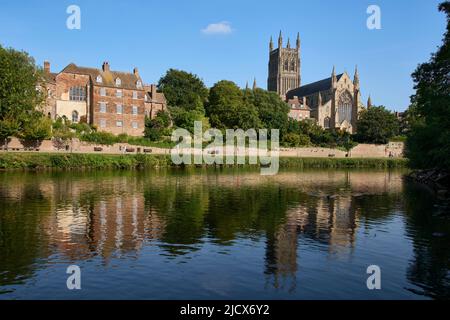 Blick auf den Fluss Severn in Richtung Worcester Cathedral, Worcester, Worcestershire, England, Großbritannien, Europa Stockfoto