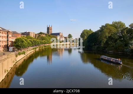 Blick auf den Fluss Severn in Richtung Worcester Cathedral, Worcester, Worcestershire, England, Großbritannien, Europa Stockfoto