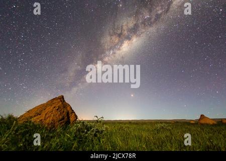 Die Milchstraße über Termitenhügel im Cape Range National Park, Exmouth, Western Australia, Australien, Pazifik Stockfoto