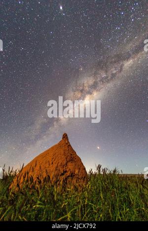 Die Milchstraße über Termitenhügel im Cape Range National Park, Exmouth, Western Australia, Australien, Pazifik Stockfoto