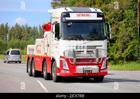 Volvo FH Schwerlastrückgewinnungsfahrzeug aus Sjöberg Oy zum Abschleppen von Sattelschleppern auf dem Highway 2 im Sommer. Jokioinen, Finnland. 10. Juni 2022. Stockfoto