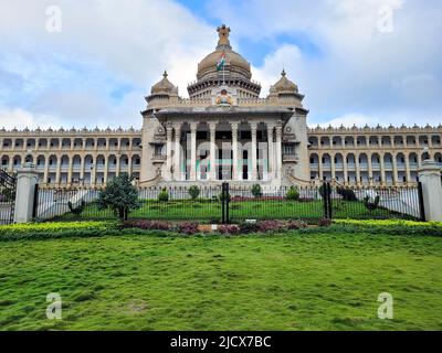 Das staatliche Legislativgebäude namens Vidhana Soudha in der Karnataka-Hauptstadt Bangalore Stockfoto