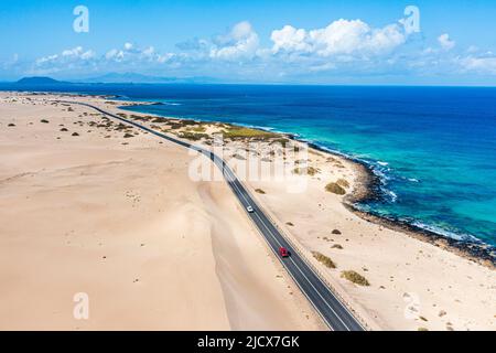 Autos unterwegs zwischen Sanddünen und Meer, Luftaufnahme, Corralejo Naturpark, Fuerteventura, Kanarische Inseln, Spanien, Atlantik, Europa Stockfoto