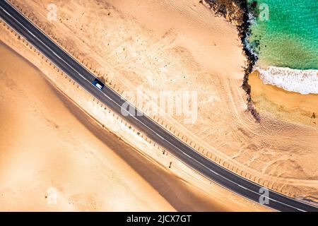 Auto auf der Straße zwischen Sanddünen und Meer, Luftbild, Corralejo Naturpark, Fuerteventura, Kanarische Inseln, Spanien, Atlantik, Europa Stockfoto