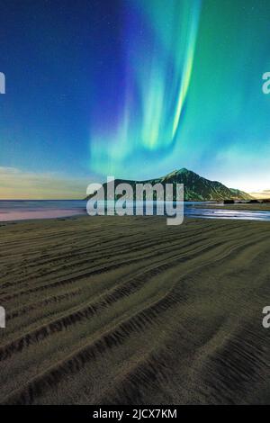 Rauer Sand am Skagsanden Strand, beleuchtet von den grünen Lichtern der Aurora Borealis (Nordlichter), Flakstad, den Lofoten Inseln, Norwegen, Skandinavien, Europa Stockfoto