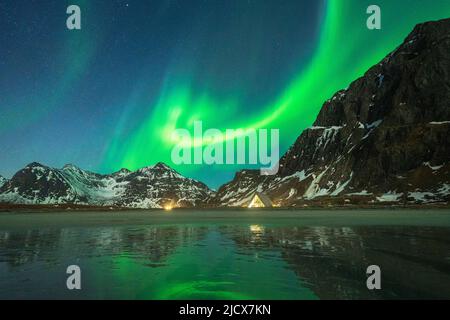 Glas-Iglu am Skagsanden-Strand unter der Aurora Borealis (Nordlichter), Flakstad, Lofoten-Inseln, Norwegen, Skandinavien, Europa Stockfoto