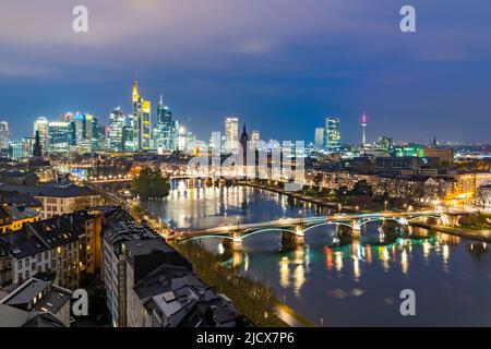 Die Lichter der Skyline des Frankfurter Geschäftsviertels spiegeln sich in der Abenddämmerung am Main, in Frankfurt am Main, Hessen, Deutschland, Europa Stockfoto