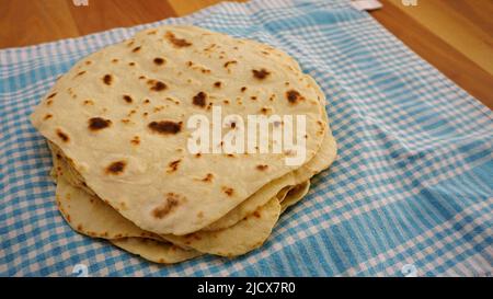 Handgemachtes Lavaschbrot und türkisches Frühstück auf einem Holztisch Stockfoto