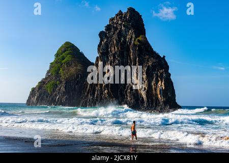 Two Brothers rockt am Strand Cacimba do Padre, Fernando de Noronha, UNESCO-Weltkulturerbe, Brasilien, Südamerika Stockfoto