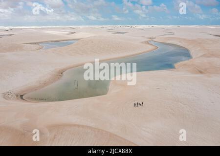 Luftaufnahme von Süßwasserseen zwischen riesigen Sanddünen im Lencois Maranhenses Nationalpark, Maranhao, Brasilien, Südamerika Stockfoto