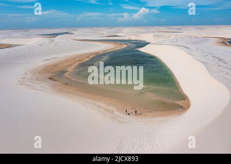 Luftaufnahme von Süßwasserseen zwischen riesigen Sanddünen im Lencois Maranhenses Nationalpark, Maranhao, Brasilien, Südamerika Stockfoto