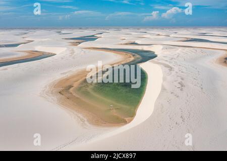 Luftaufnahme von Süßwasserseen zwischen riesigen Sanddünen im Lencois Maranhenses Nationalpark, Maranhao, Brasilien, Südamerika Stockfoto