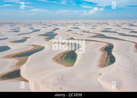 Luftaufnahme von Süßwasserseen zwischen riesigen Sanddünen im Lencois Maranhenses Nationalpark, Maranhao, Brasilien, Südamerika Stockfoto