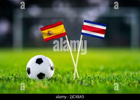 Oktober 2022: Spanien gegen Costa Rica, Al Thumama Stadion, Fußballmatchtapete, Handgefertigte Nationalflaggen und Fußball auf grünem Gras. Fußballstad Stockfoto