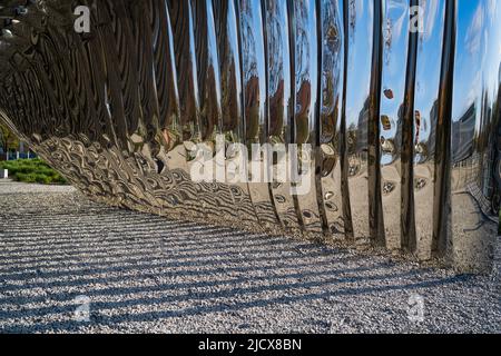 BRESLAU, POLEN - 18. APRIL 2022: Nawa-Bogen aus Metall bei Tag Stockfoto