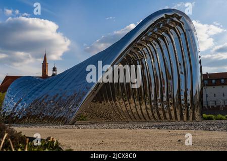 BRESLAU, POLEN - 18. APRIL 2022: Moderne Nawa-Skulptur auf der Straße Stockfoto