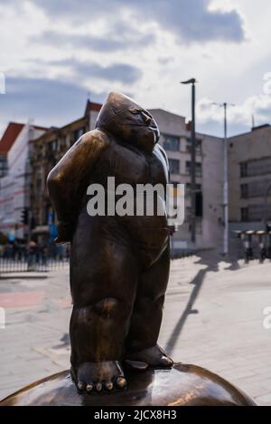 BRESLAU, POLEN - 18. APRIL 2022: Statuette auf der städtischen Straße Stockfoto