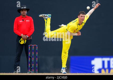 Kandy, Sri Lanka. 16.. Juni 2022. Der Australier Mitchell Swepson liefert am 16.. Juni 2022 beim ODI-Cricket-Spiel 2. zwischen Sri Lanka und Australien im Pallekele International Cricket Stadium in Kandy einen Ball aus. Viraj Kothalwala/Alamy Live News Stockfoto