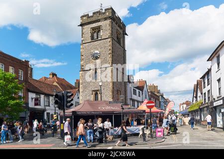 Im Zentrum von St. Albans, Hertfordshire, Südostengland, mit dem Uhrturm aus dem 15.. Jahrhundert und dem Markt Stockfoto