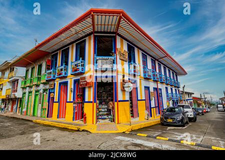Farbenfrohe Häuser in Filandia, UNESCO-Weltkulturerbe, Kaffee-Kulturlandschaft, Quindio, Kolumbien, Südamerika Stockfoto