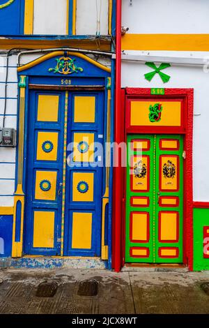 Farbenfrohe Häuser in Filandia, UNESCO-Weltkulturerbe, Kaffee-Kulturlandschaft, Kolumbien, Südamerika Stockfoto