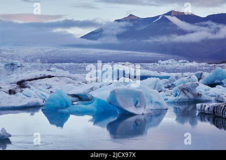 Eisschollen in der Lagune von Jokulsarlon, mit Blick auf die Vatnajokull-Eiskappe, den Vatnajokull-Nationalpark, die Südküste Islands, Polarregionen Stockfoto