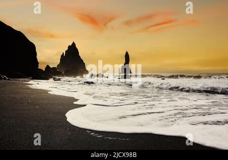 Geschilderte Offshore-Felsen entlang der Küste bei Reynisfjara, in der Nähe von Vik, Südküste Islands, Polarregionen Stockfoto