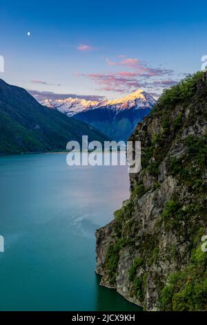 Monte Legnone bei Sonnenaufgang vom erhöhten Aussichtspunkt über dem Lago di Novate, Valchiavenna, Valtellina, Lombardei, Italien, Europa Stockfoto