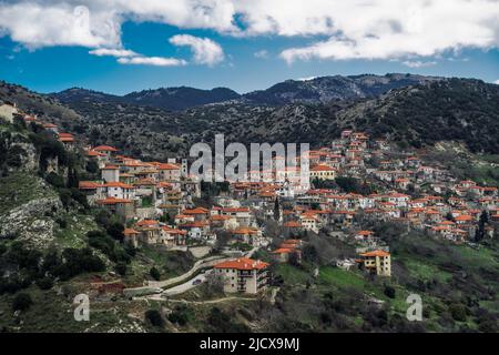 Griechisches Bergpanorama mit traditionellen flachen Häusern mit roten Dachziegeln in Dimitsana, Arcadia, Peloponnes, Griechenland, Europa Stockfoto