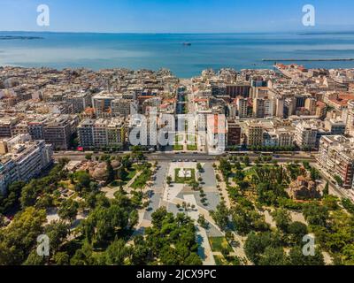 Drohne Luftaufnahme mit nördlichem Teil des Aristotelous Hauptplatzes im Stadtzentrum sichtbar, Thessaloniki, Griechenland, Europa Stockfoto