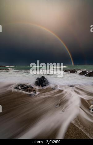 Doppelter Regenbogen und Langzeitbelichtung schaffen Bewegung bei Traigh Bheag, Isle of Harris, Äußere Hebriden, Schottland, Vereinigtes Königreich, Europa Stockfoto