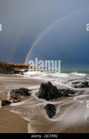 Doppelter Regenbogen über Traigh Bheag (The Small Beach), Isle of Harris, Äußere Hebriden, Schottland, Vereinigtes Königreich, Europa Stockfoto