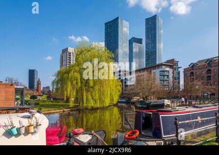 Wolkenkratzer spiegeln sich im Castlefield Basin mit Kanalbargen, Manchester, England, Großbritannien, Europa Stockfoto