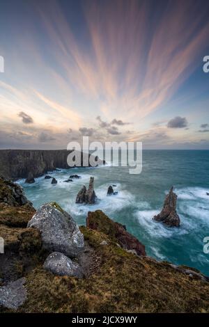 Sea Stacks in Mangersta auf der Isle of Lewis in den Äußeren Hebriden von Schottland, Vereinigtes Königreich, Europa Stockfoto