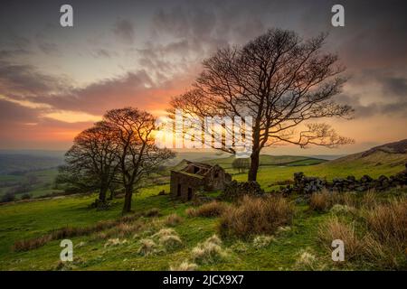 Verkommen Scheune bei Sonnenuntergang, Roach End, die Kakerlaken, Peak District, Staffordshire, England, Vereinigtes Königreich, Europa Stockfoto