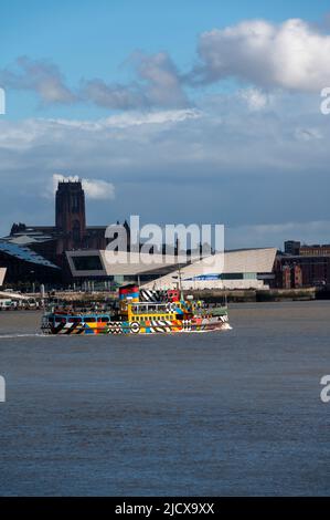 Liverpool Museum mit Mersey Fähre, Liverpool, Merseyside, England, Vereinigtes Königreich, Europa Stockfoto
