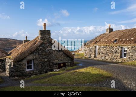 Blackhouse Village, mit Küstenblick auf Harris und Lewis Island, Äußere Hebriden, Schottland, Vereinigtes Königreich, Europa Stockfoto