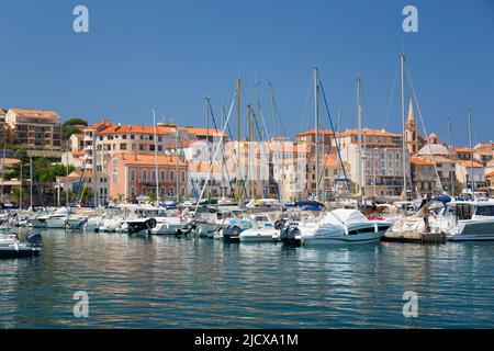 Blick über den Yachthafen in die Stadt, Yachten und Motorboote spiegeln sich in ruhigem Wasser, Calvi, Haute-Corse, Korsika, Frankreich, Mittelmeer, Europa Stockfoto