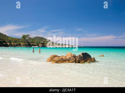 Touristen, die sich im türkisblauen Wasser vor den Plage de Verghia, Coti-Chiavari, Ajacio, Corse-du-Sud, Korsika, Frankreich, Mittelmeer, Europa Stockfoto