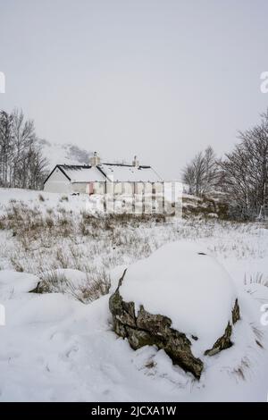 Black Rock Cottages mit Schnee, Rannoch Moor, Glencoe, Highland Region, Schottland, Vereinigtes Königreich, Europa Stockfoto