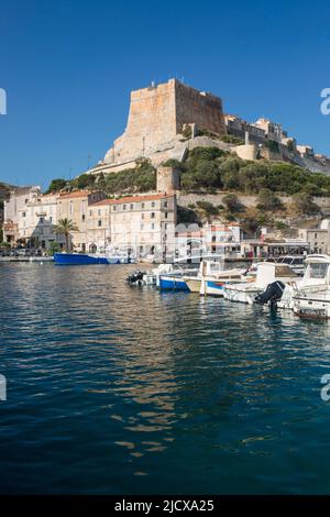 Blick über den Hafen auf die historische Zitadelle, die Bastion de l'Etendard prominent, Bonifacio, Corse-du-Sud, Korsika, Frankreich, Mittelmeer, Europa Stockfoto