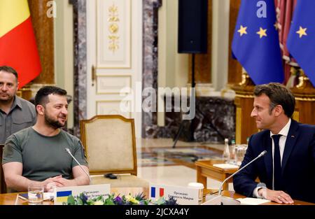 Kiew, Ukraine, 16. Juni 2022. Der ukrainische Präsident Wolodymyr Zelensky (L) und der französische Präsident Emmanuel Macron treffen sich am 16. Juni 2022 zu einer Arbeitssitzung im Mariinsky-Palast in Kiew. - Es ist das erste Mal, dass die Staats- und Regierungschefs der drei Länder der Europäischen Union Kiew seit der russischen Invasion in der Ukraine im Februar 24 besuchen. Sie werden mit dem ukrainischen Präsidenten Wolodymyr Zelenski zusammentreffen, zu einer Zeit, in der Kiew auf die Mitgliedschaft in der EU drängt. Foto von Ludovic MARIN/Pool/ABACAPRESS.COM Stockfoto