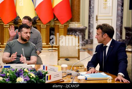 Kiew, Ukraine, 16. Juni 2022. Der ukrainische Präsident Wolodymyr Zelensky (L) und der französische Präsident Emmanuel Macron treffen sich am 16. Juni 2022 zu einer Arbeitssitzung im Mariinsky-Palast in Kiew. - Es ist das erste Mal, dass die Staats- und Regierungschefs der drei Länder der Europäischen Union Kiew seit der russischen Invasion in der Ukraine im Februar 24 besuchen. Sie werden mit dem ukrainischen Präsidenten Wolodymyr Zelenski zusammentreffen, zu einer Zeit, in der Kiew auf die Mitgliedschaft in der EU drängt. Foto von Ludovic MARIN/Pool/ABACAPRESS.COM Stockfoto