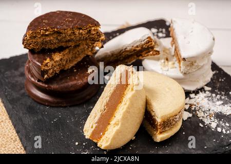 Drei verschiedene Arten der klassischen Alfajores aus Argentinien. Traditionelles Essen. Stockfoto